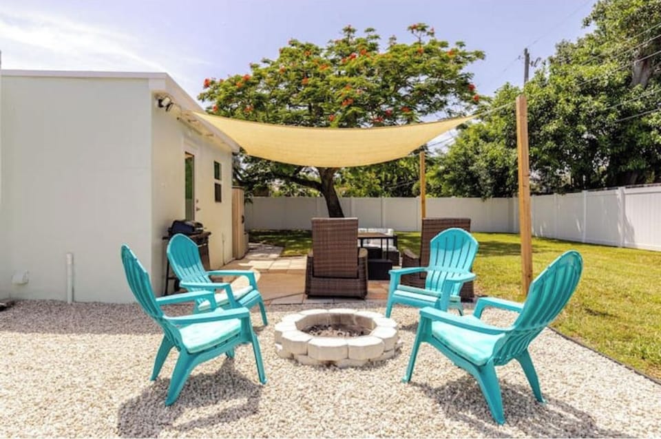 Coastal Charm: Minutes to the Beach House in Deerfield Beach