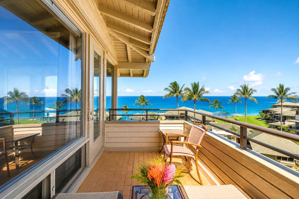 Look out across the resort grounds and surrounding palms from your Master Bedroom, while still feeling connected to the main living space. 