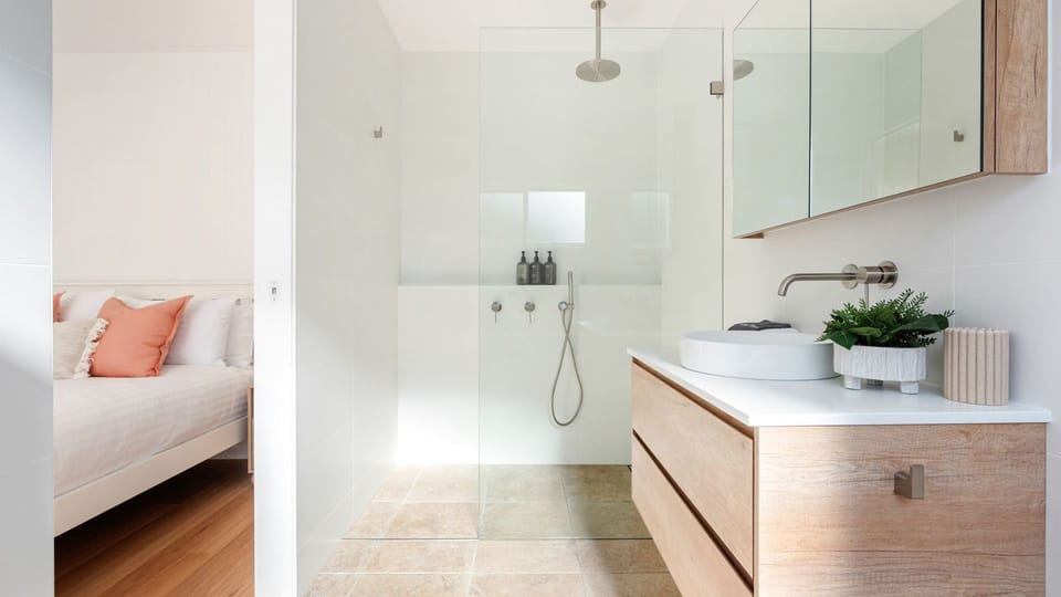 Bellaburra | Ensuite | Shower, toilet and vanity | Shampoo | Conditioner | Bodywash | Hairdryer