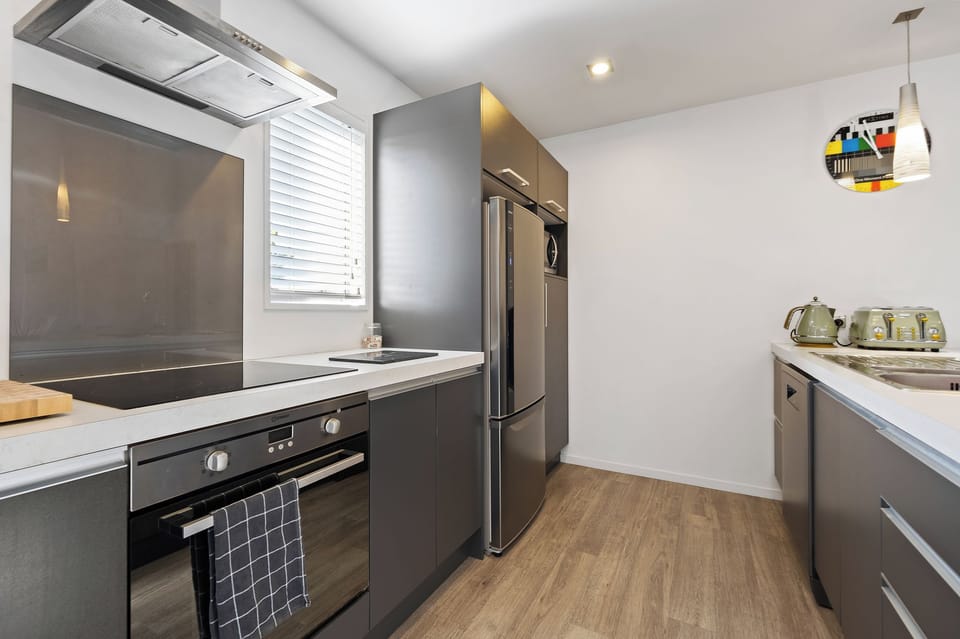 full kitchen with essentials with an island 