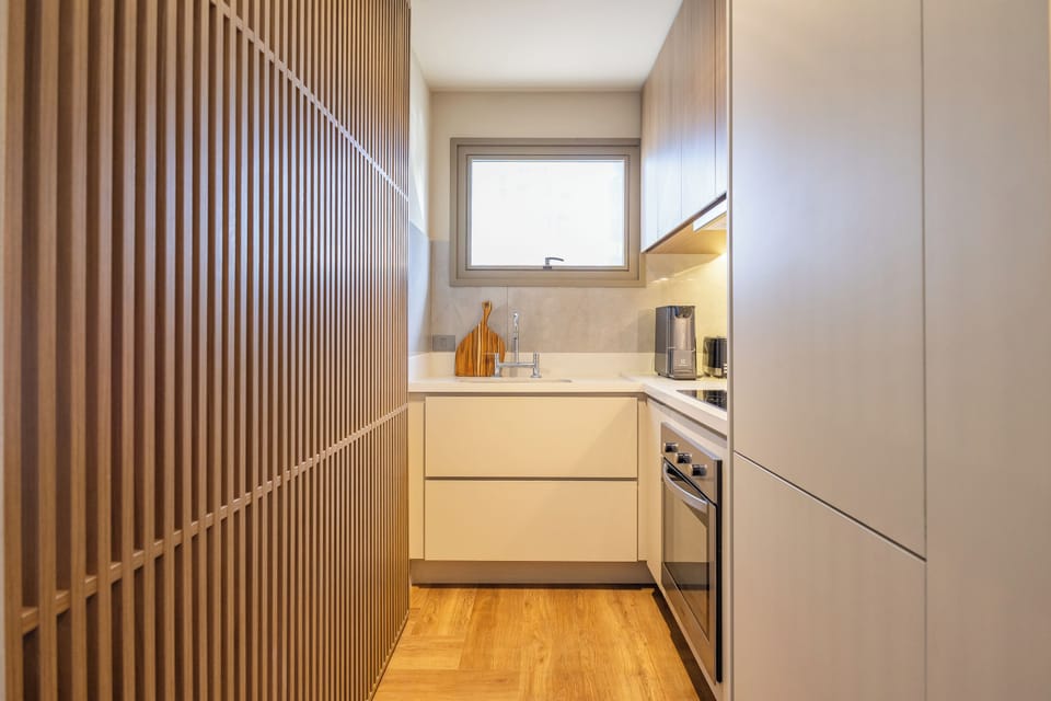 Elite Apartment, 1 Queen Bed with Sofa bed, Balcony, City View | Private kitchen | Full-size fridge, microwave, oven, stovetop
