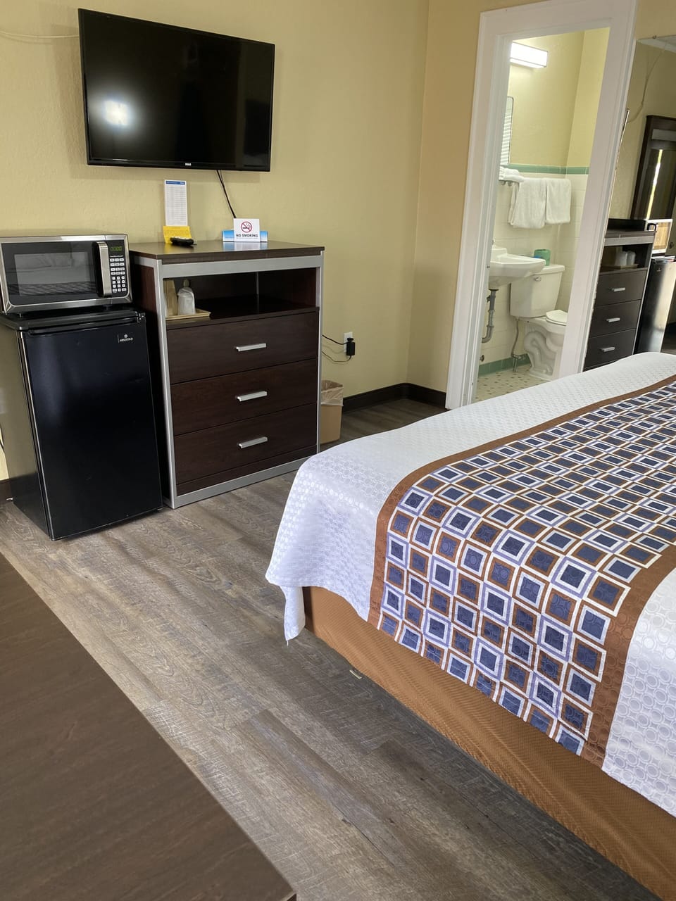 Standard Room, 1 King Bed, Non Smoking | Soundproofing, iron/ironing board, free WiFi, bed sheets