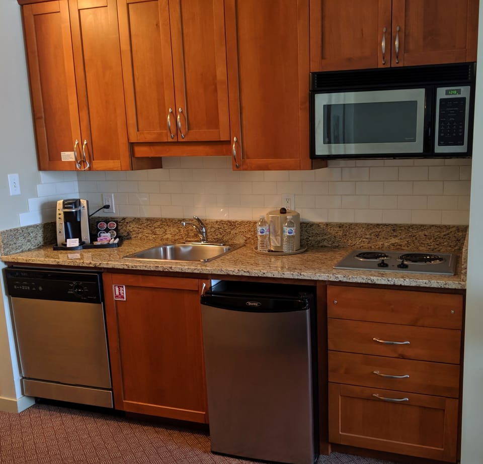 Coffee/tea maker, fridge
