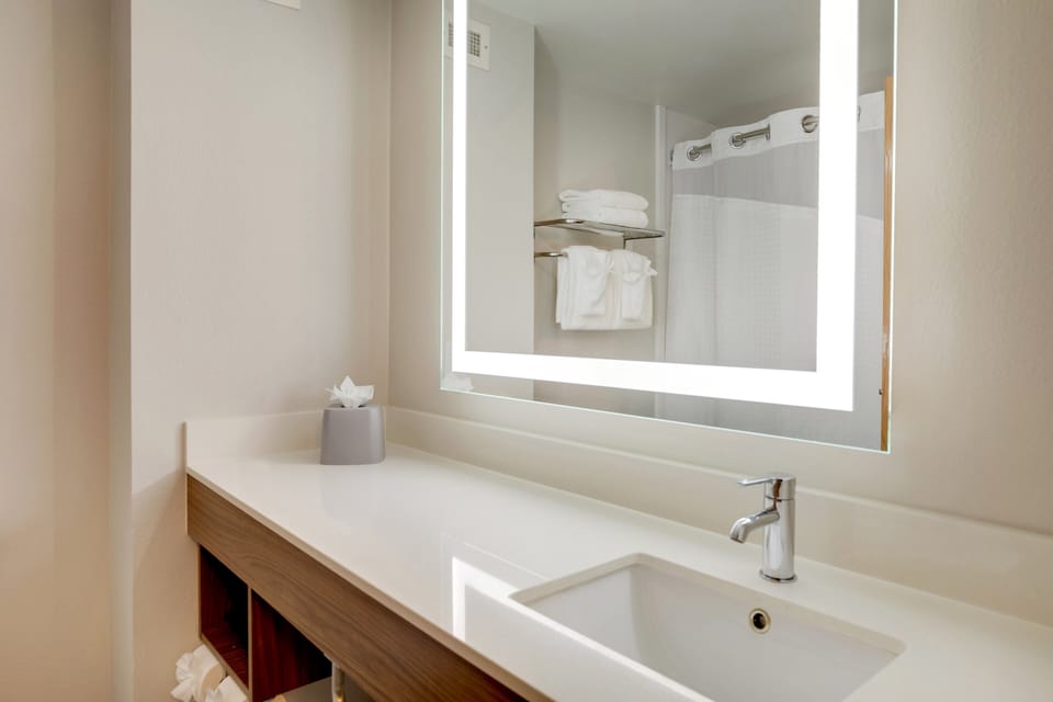 Combined shower/tub, free toiletries, hair dryer, towels