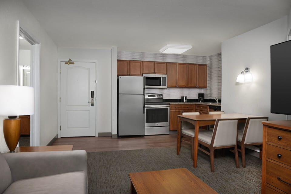 Full-size fridge, microwave, stovetop, dishwasher