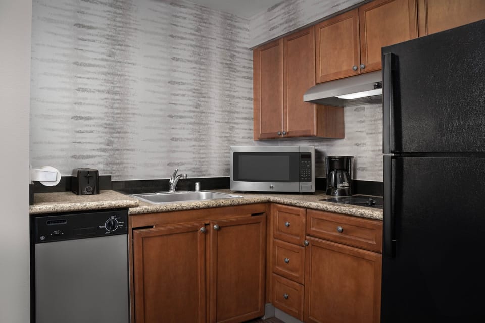 Full-size fridge, microwave, stovetop, dishwasher