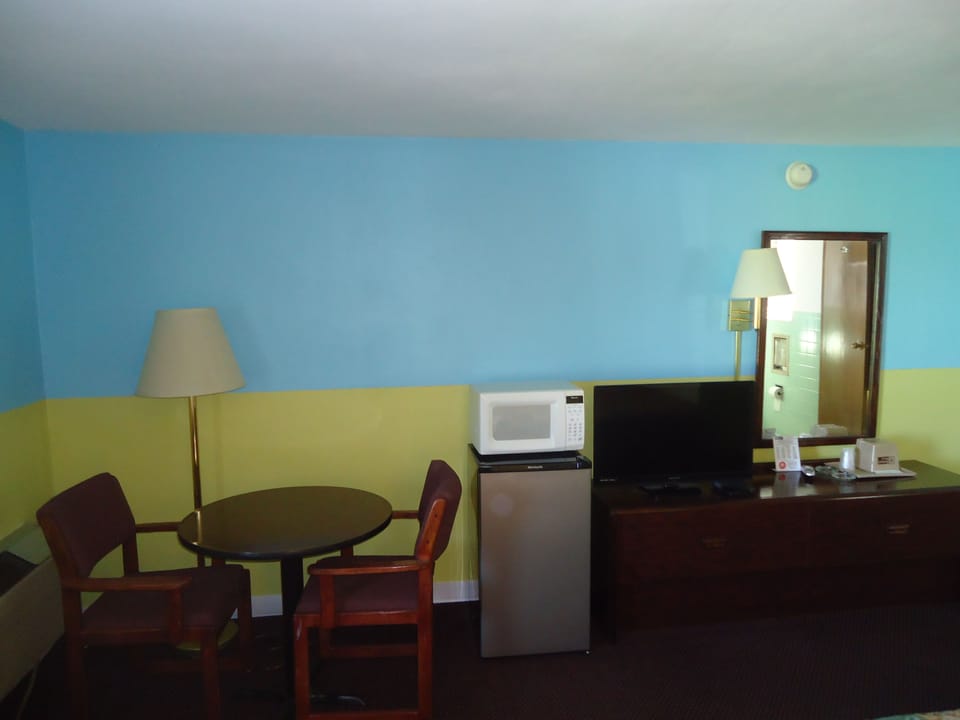 Room, 1 King Bed, Smoking | Iron/ironing board, free WiFi