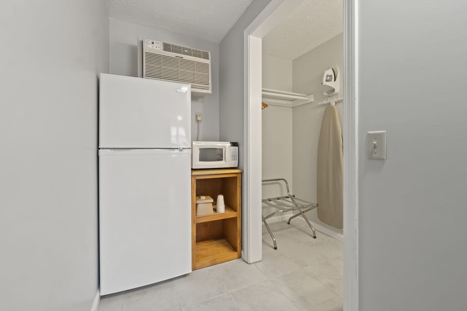 Deluxe Room, 2 Queen Beds | Microwave