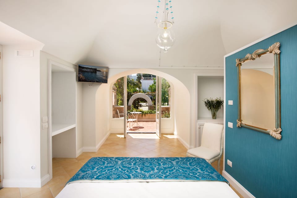 Junior Suite, Non Smoking, Terrace | 1 bedroom, minibar, in-room safe, individually decorated