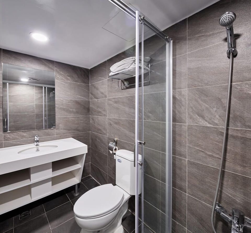 Deluxe Quadruple Room | Bathroom | Shower, free toiletries, hair dryer, slippers
