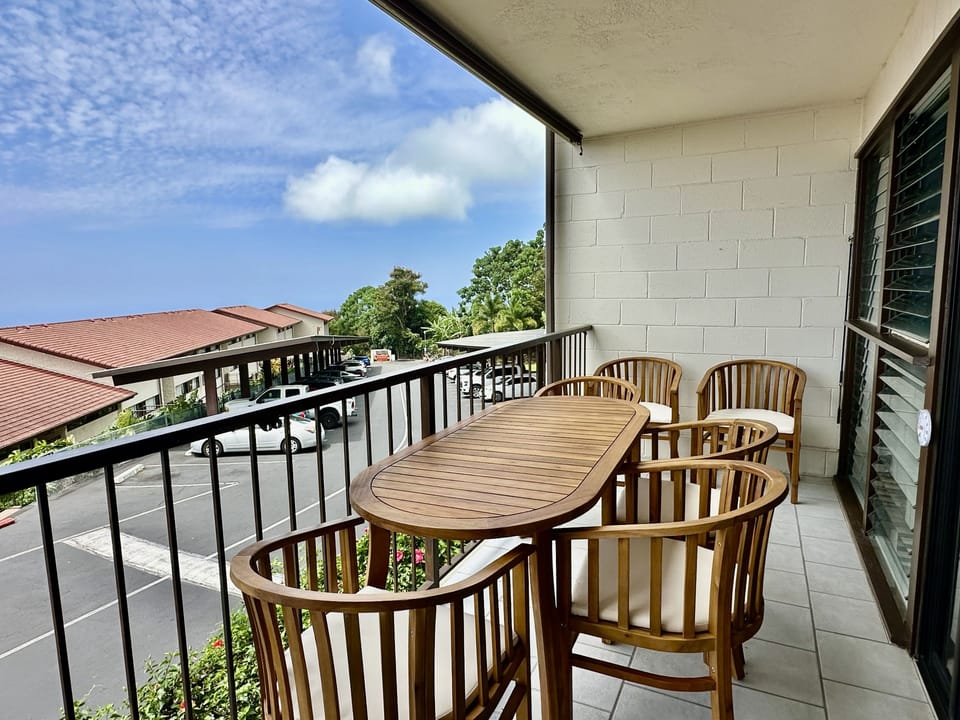 Lanai, dining Al fresco!