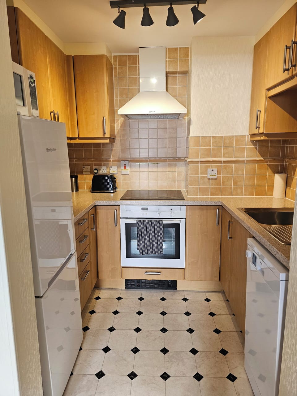 Coffee/tea maker, full-size fridge, microwave, oven