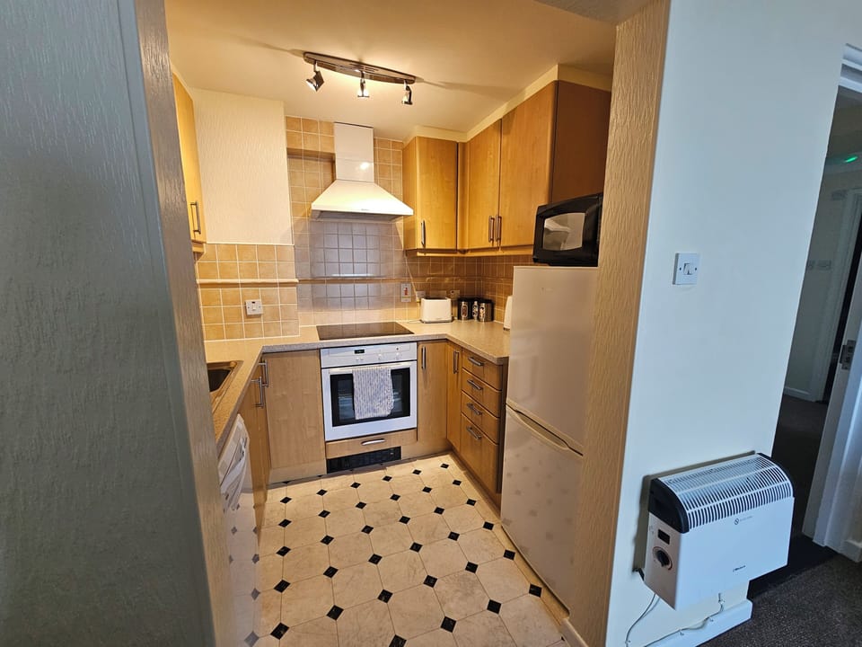 Private kitchen | Coffee/tea maker, full-size fridge, microwave, oven