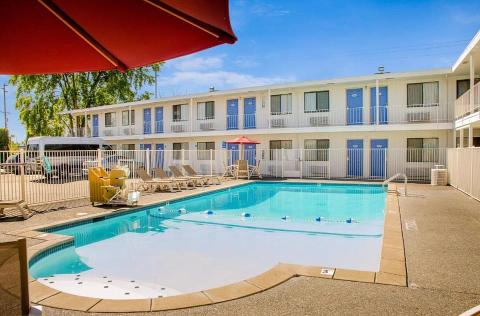 Holiday Home Swimming Pool