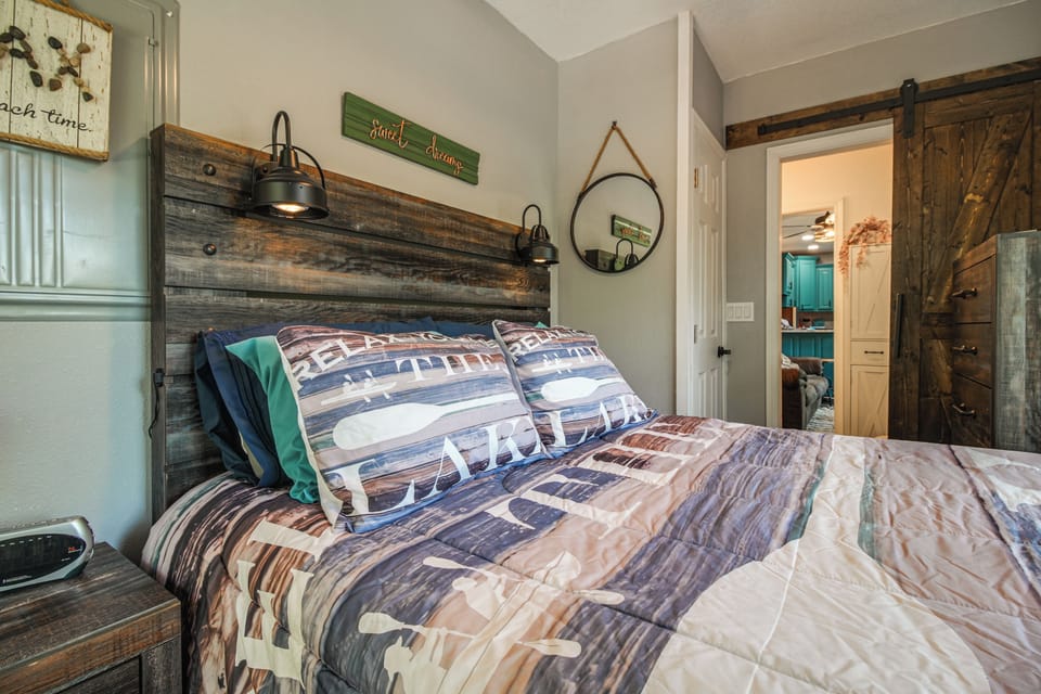 Peekabo Lake Views! Cabin Tiny Home w/ Fire Pit Cottage in Lake O The Cherokees