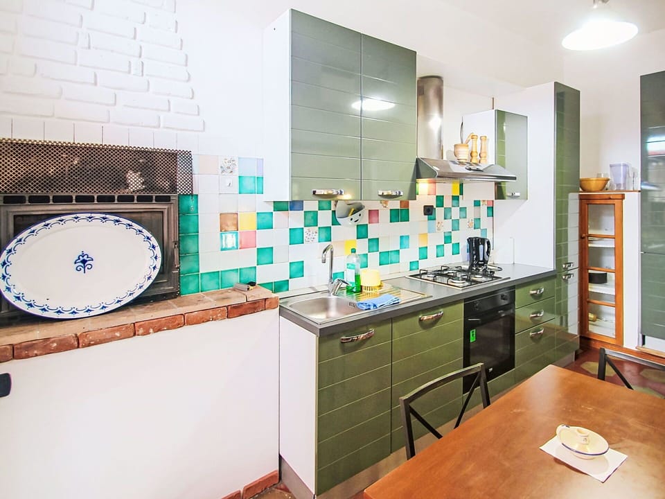 Kitchen, Kitchen Appliance, Interior Design, Countertop, Flooring, Major Appliance, Kitchen Stove, Floor, Furniture, Ceiling