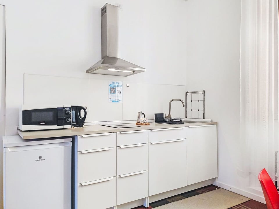 Kitchen Appliance, Kitchen, Major Appliance, Cabinetry, Countertop, Home Appliance, Flooring, Interior Design, Furniture, Room