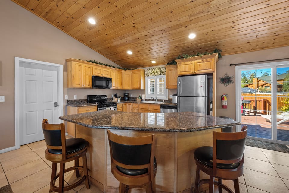 Full Kitchen - Full Kitchen with all the essentials and bar seating
