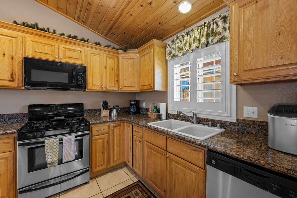 Full Kitchen - Full Kitchen with all the essentials