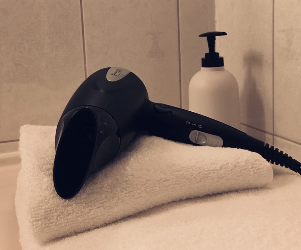 Shower, free toiletries, towels