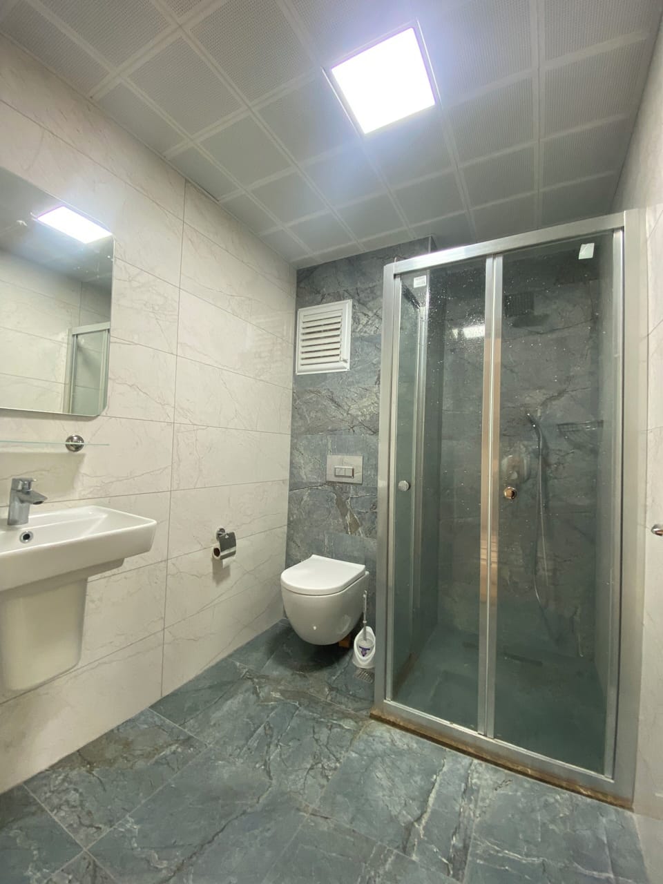 Family Room | Bathroom | Shower, free toiletries, hair dryer, towels