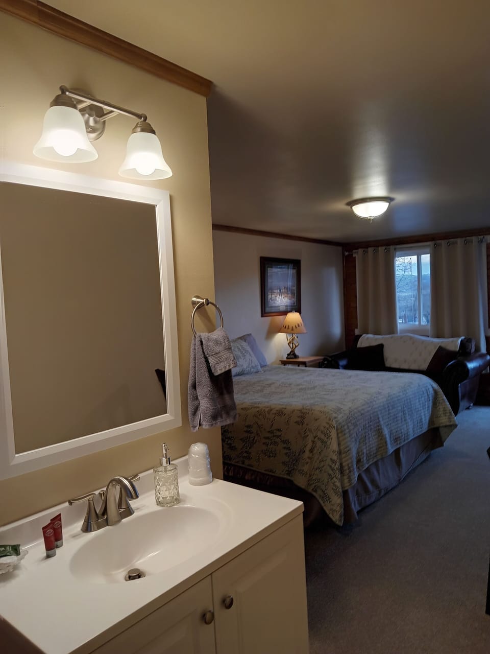 Single Room | Individually decorated, free WiFi, bed sheets