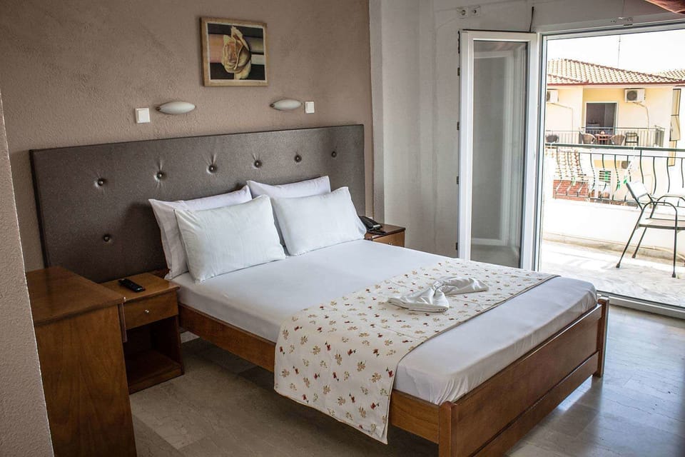 Double Room | In-room safe, iron/ironing board, cribs/infant beds, free WiFi
