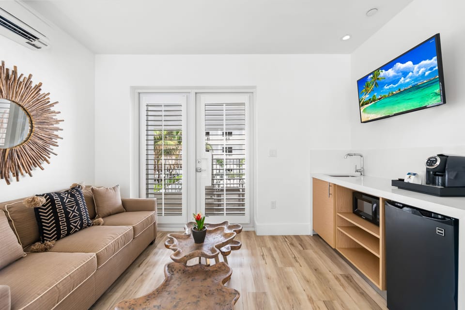 Junior Suite | Living area | 40-inch flat-screen TV with cable channels, TV