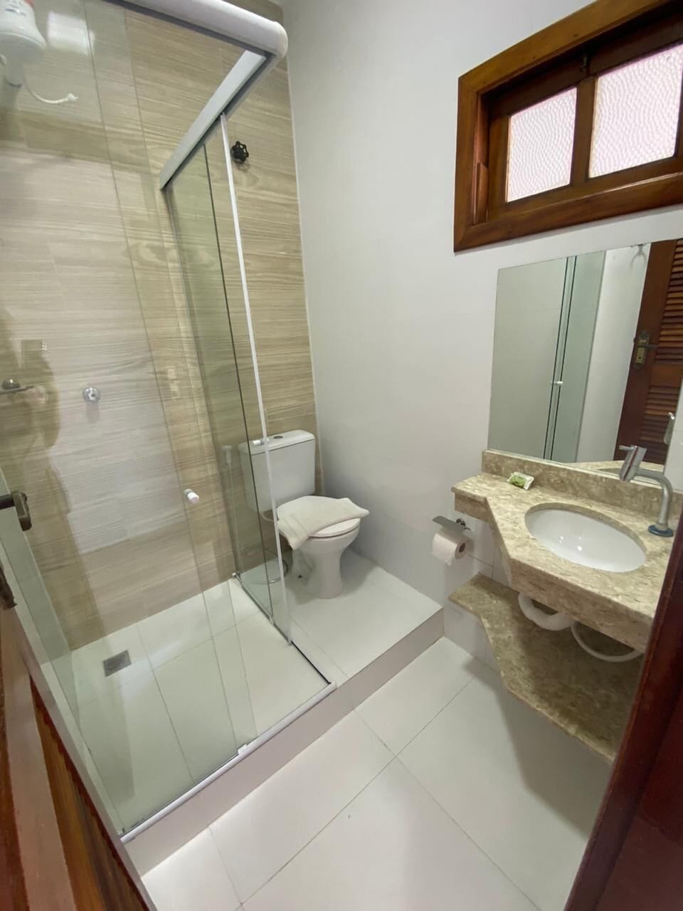 Deluxe Room, 1 Double Bed | Bathroom | Shower, towels
