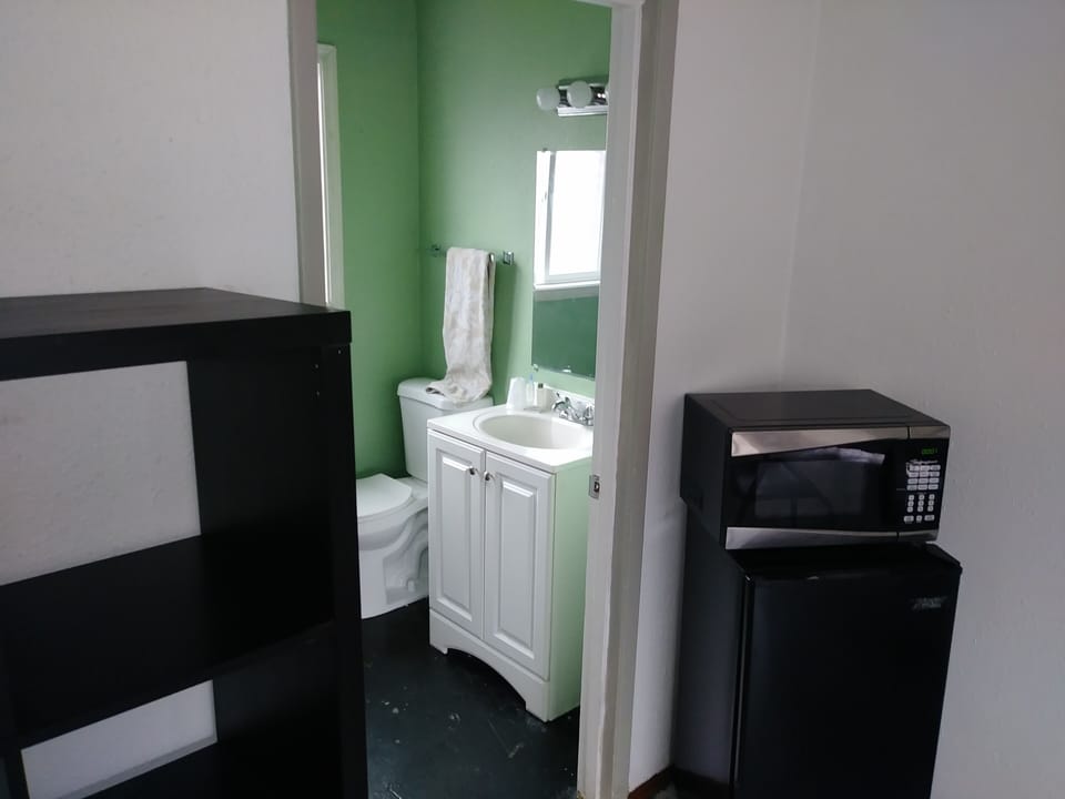 Combined shower/tub, towels