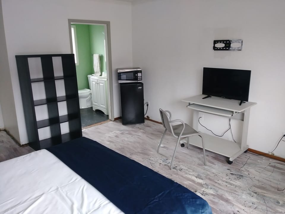 Room, 1 Queen Bed, Kitchenette | Living area | 32-inch TV with cable channels