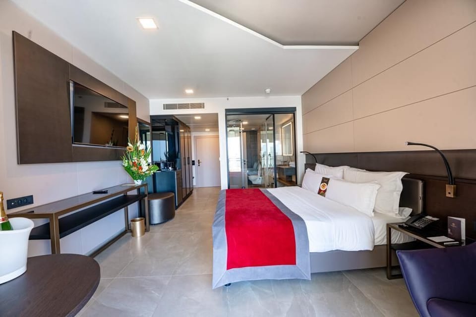 Deluxe Room, 1 King Bed (De luxe room with King bed) | Premium bedding, minibar, in-room safe, individually furnished