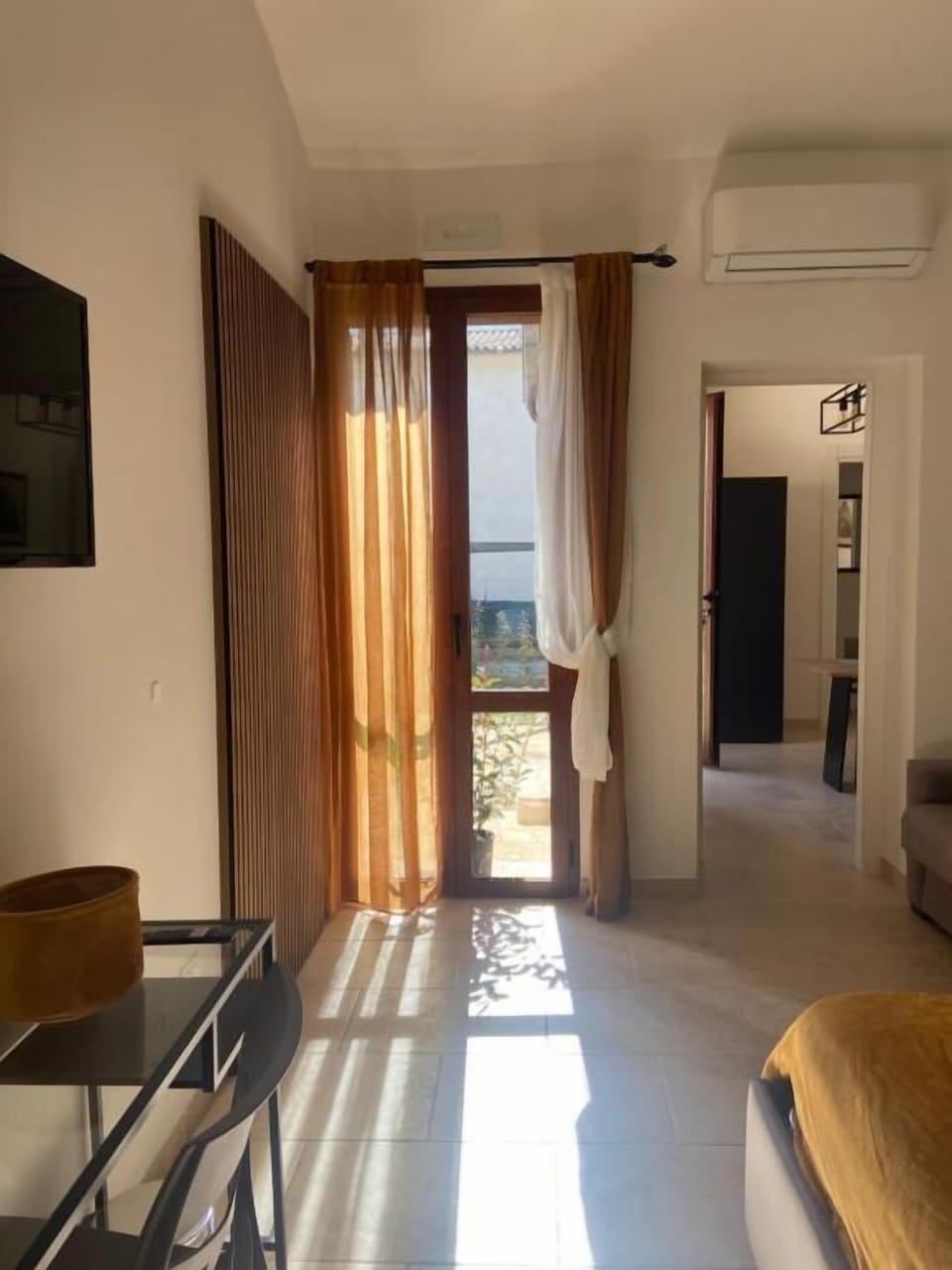 Deluxe Double Room, Patio, Courtyard View | Living area