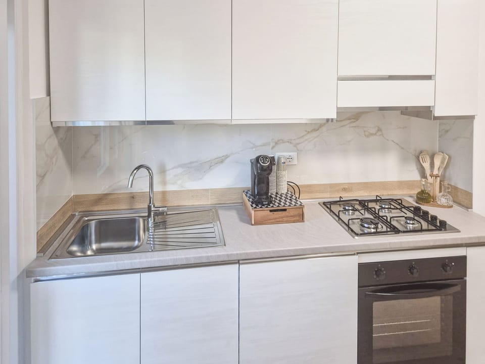 Full-size fridge, microwave, oven, stovetop