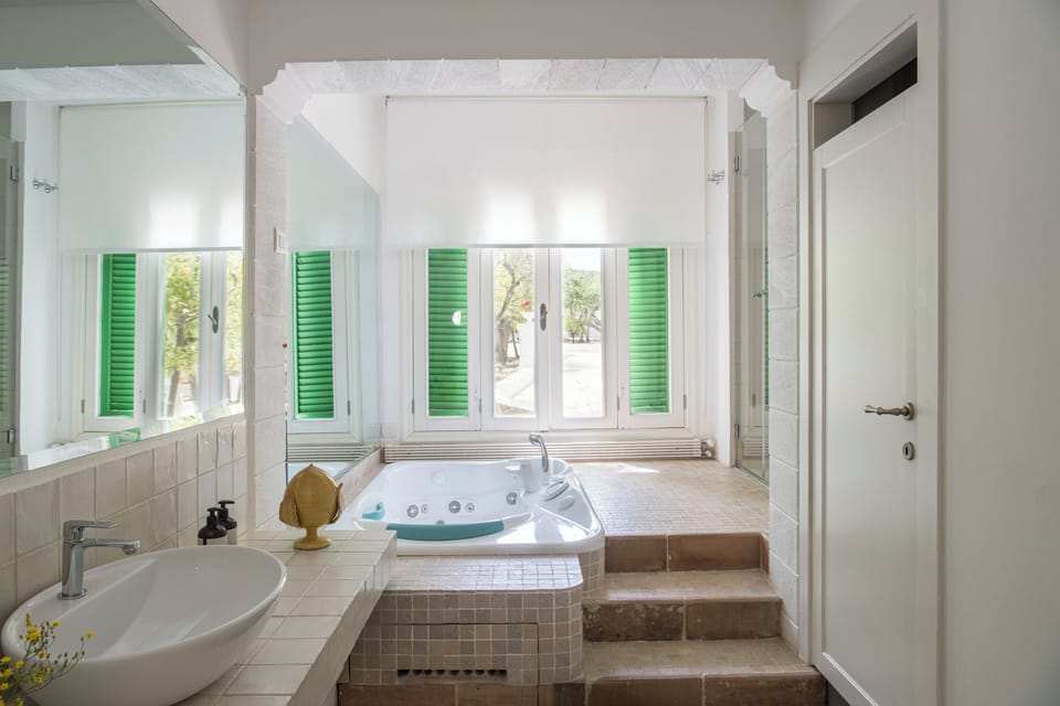 Suite Ulivi | Bathroom | Free toiletries, hair dryer, bathrobes, slippers