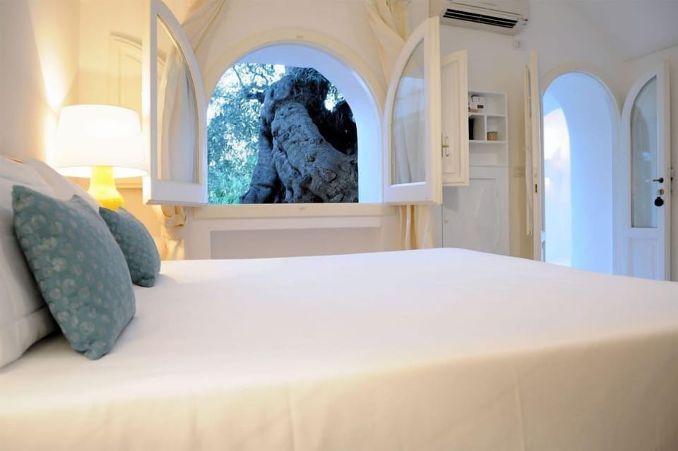 Superior Double or Twin Room | Minibar, in-room safe, individually decorated, individually furnished