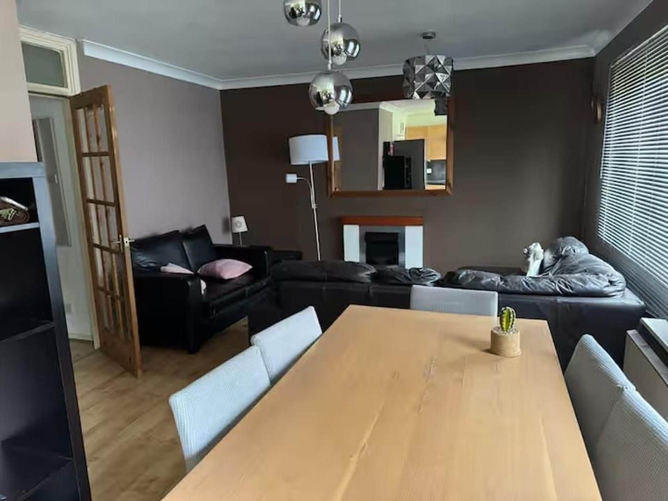 Apartment Sleeps 4 With Parking Apartment in London