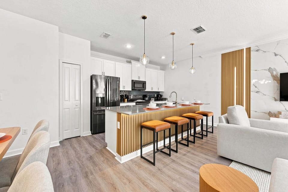 Family House | Private kitchen | Full-size fridge, microwave, oven, stovetop
