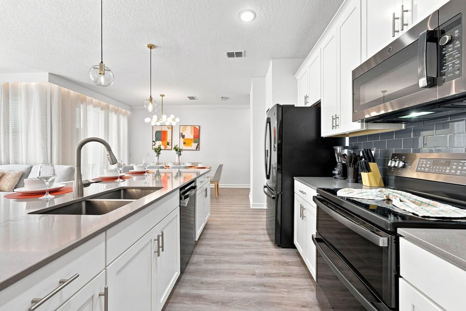 Family House | Private kitchen | Full-size fridge, microwave, oven, stovetop