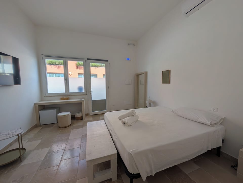 Luxury Double or Twin Room | Desk, laptop workspace, WiFi (free)