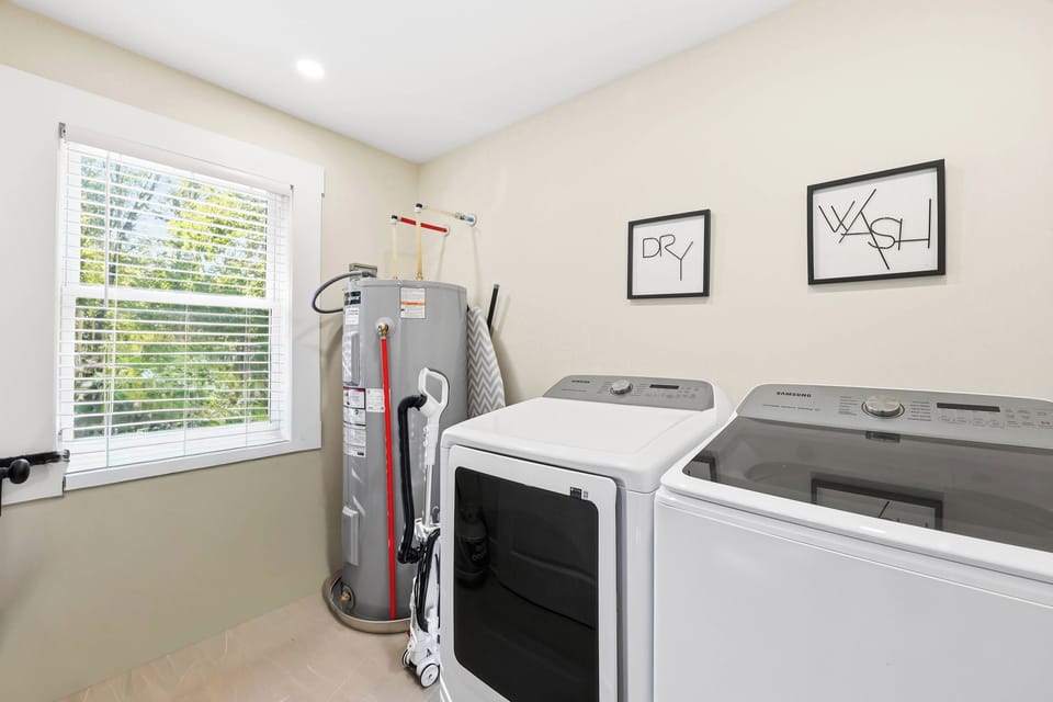 Laundry: Available washer and dryer