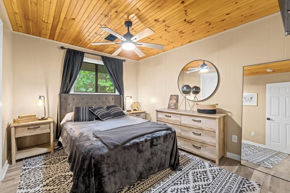 Bedroom 1 w/ queen bed, smart TV & ensuite bathroom