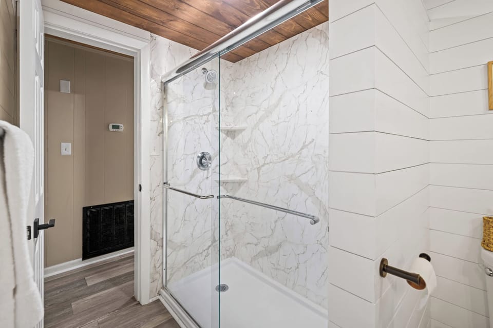 Ensuite bathroom w/ double vanity & walk-in shower