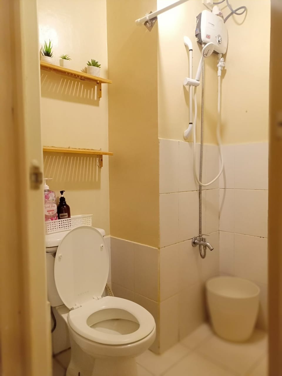 Standard Double Room | Bathroom | Shower, towels