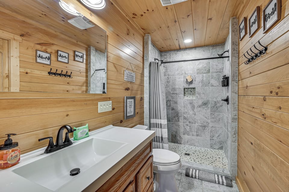Mammoth Cave Retreat w/ Hot Tub & Game Loft Cottage in Nolin Lake