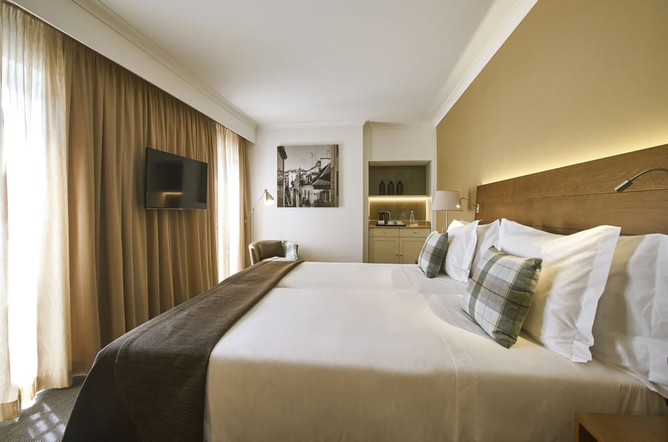 Superior Room | Hypo-allergenic bedding, minibar, in-room safe, desk