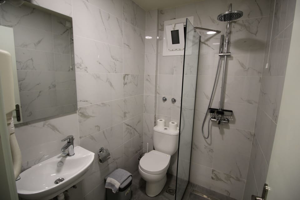 Double Room | Bathroom | Free toiletries, hair dryer, towels