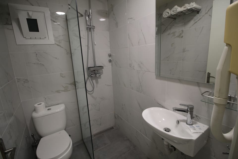 Double Room | Bathroom | Free toiletries, hair dryer, towels