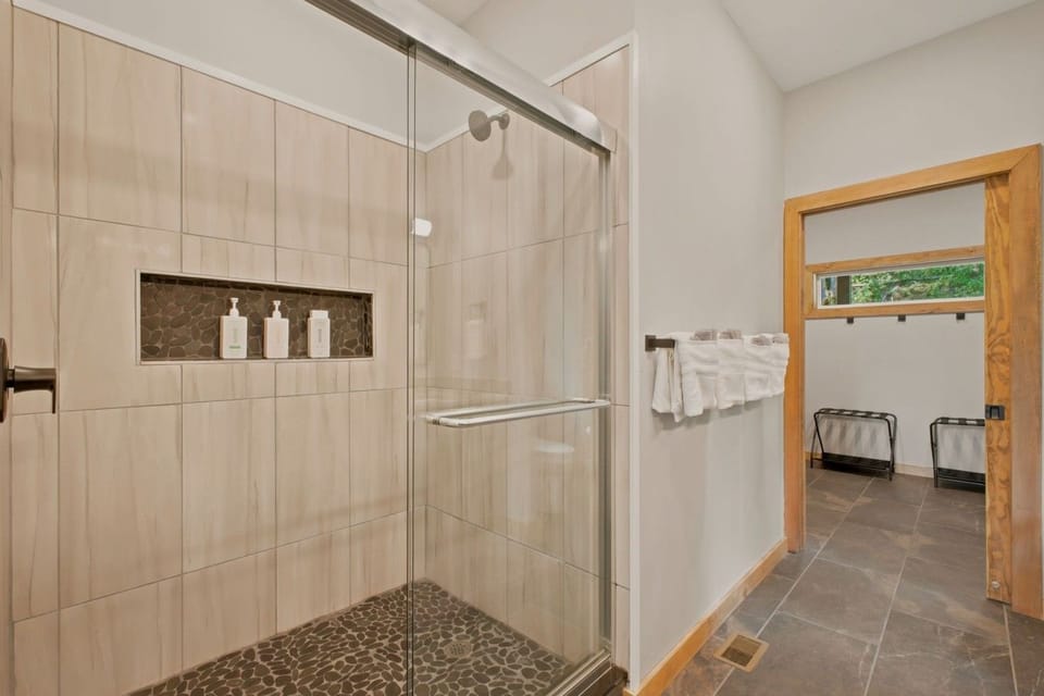 18-web-or-mls-888-pinnacle-dr