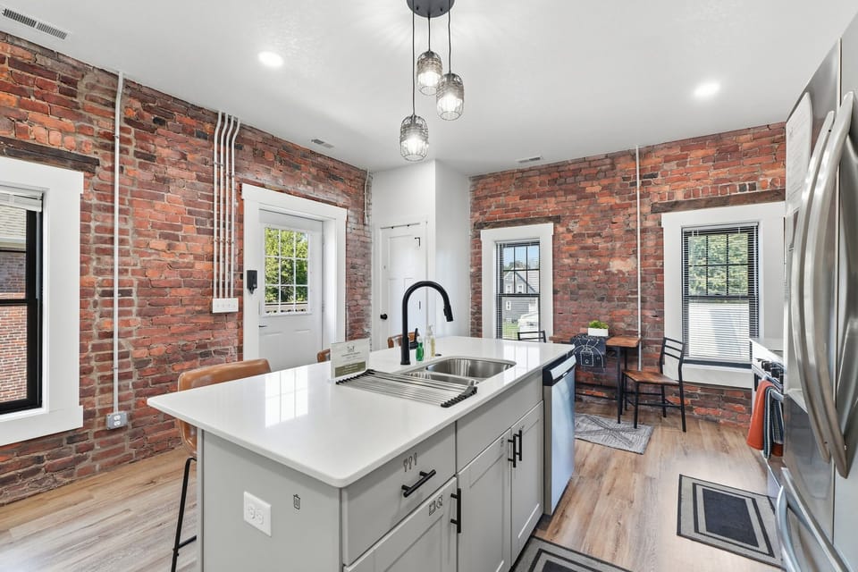 Cook and entertain effortlessly in this high-end kitchen with stainless appliances. Perfect home base near Wells Street Corridor dining and shops.